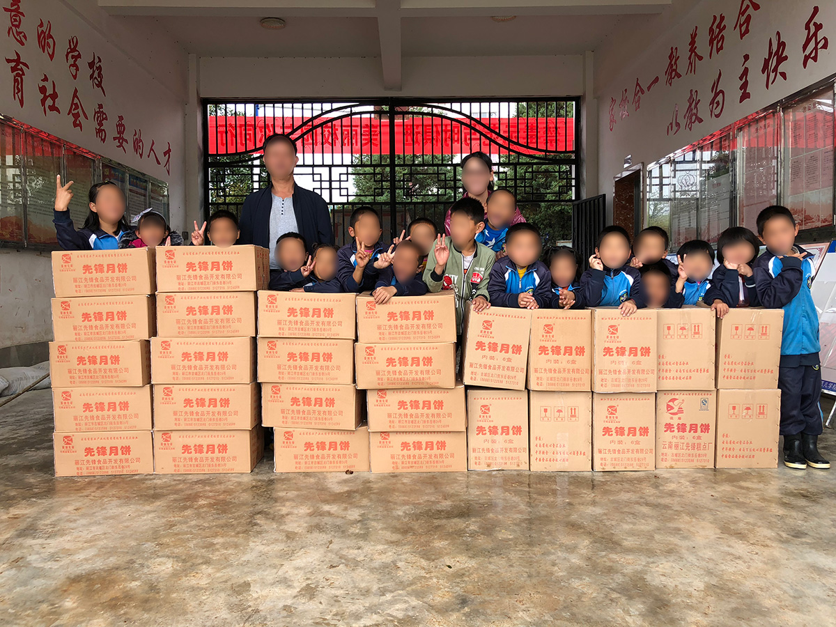 慰問福利院、聾啞學(xué)校