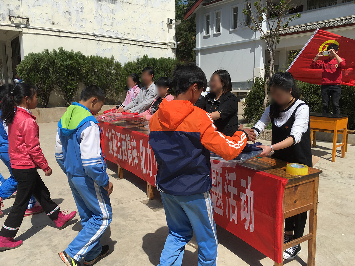 慰問福利院、聾啞學(xué)校