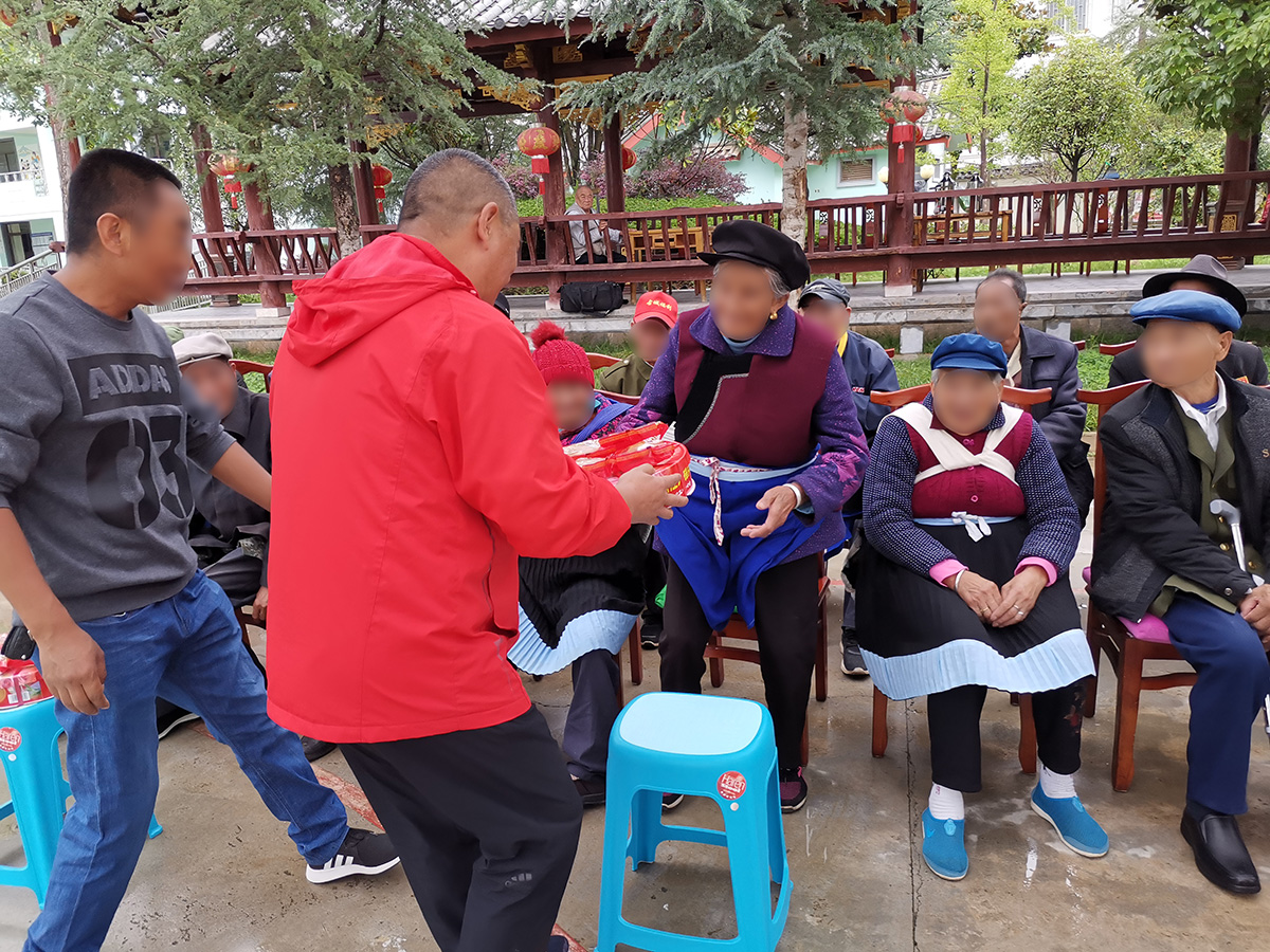 慰問福利院、聾啞學(xué)校